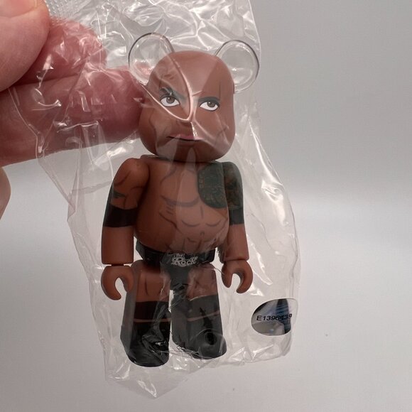 Bearbrick Series 48 The Rock Dwayne Johnson WWE Artist Medicom 100% Figure - Picture 2 of 8